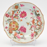 Antigo Prato raso em porcelana Cia das Índias, período Qualong, folha de Tabaco, medindo 23 cm de diâmetro. Séc. XVIII.