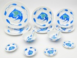 Aparelho em porcelana, com linda pintura de Peixes, constando de 12 pratos rasos, 6 pratos de sobremesa, 8 pratos de pão, 6 covilhetes e 6 Bowls com presentoir e suas respectivas colheres.