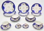 Vista Alegre - Magnifico Conjunto de porcelana Portuguesa, marcado, com linda pintura de flores, constando de pratos rasos, medindo 25 cm, pratos de sobremesa, medindo 19 cm, pratos de pão, medindo 17 cm, xicara de chá e xicara de café.