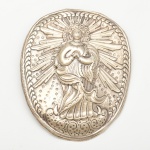 Belíssima e raríssima Placa de Esmola em prata Brasileira, representando Nossa Senhora da Conceição em alto relevo, medindo 12 cm por 10 cm. Bahia séc. XVIII.