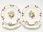 Conjunto de 4 Pratos em porcelana Francesa, linda pintura de flores, medindo 20 cm de diâmetro. séc. XIX. Com bicados.