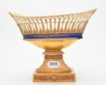 Barão de São Francisco de Paula - Belíssima Fruteira em porcelana Velho Paris, monograma JJR, Joaquim José do Rosário, linda pintura em azul cobalto com dourado, medindo 32 cm de altura. França séc. XIX.
