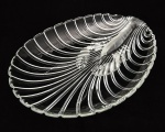 Monumental Travessa de Cristal Baccarat, ricamente lapidada com gomos e uma grande lagosta em seu interior, medindo 50 cm por 37 cm.