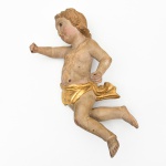 Antigo Anjo em madeira policromada, com suas vestia dourada, medindo 32 cm de altura. Brasil séc. XIX.