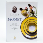 Livro - À mesa com Monet - Sextante Artes, 2010, tendo 190 páginas, cartonado com sobrecapa, muito ilustrado.