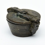 Antigo e Raro Quinteiro ou Cadinho, usado para medida de ouro no século XIX, marcado S, medindo 2 cm de altura.