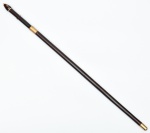 Antiga Bengala em madeira nobre, metal amarelo e aplicações de marfim, medindo 87 cm de altura.