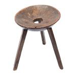 Mão Escrava - Antigo e raro Banco de Escravo em madeira, furo no assento, medindo 40 cm por 34 cm. Séc. XIX.