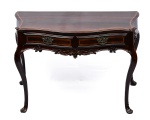 Magnifica Mesa de Encostar em Jacarandá maciço, estilo e Época D. José, com lindo trabalho de marchetaria no tampo e nas duas gavetas, saia esculpida com volutas, medindo 77 cm por 117 cm por 60 cm. Brasil séc. XVIII.