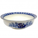 Antiga Bacia em Porcelana Inglesa, marcada, nas cores azul e branca, com pintura de flores, medindo 12 cm por 41 cm de diâmetro.