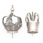 Duas Antigas Coroas de prata Brasileira, sendo uma filigranada, medindo 4,5 cm e 6 cm de altura. Séc. XIX.