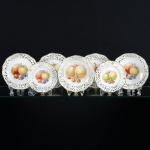 Belissimo Conjunto de porcelana Alemã, marcados Bavária, constando de 3 Bowls, 3 pratos de sobremesa e 2 pratos de pão, todos fenestrados com pintura de frutas no centro, medindo o menor 15 cm e o maior 19 cm de diâmetro.