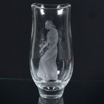 Orrefors - Vaso em cristal Sueco, assinado, linda lapidação de Figura Feminina com Flores, medindo 32 cm de altura.