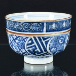 Antigo Bowl em porcelana Chinesa, marcada no fundo, pintura em toda lateral e no fundo, medindo 8 cm de altura. Séc. XIX.