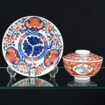 Imari - Raro Bowl com tampa e pequeno Prato, em porcelana Japonesa, rica pintura de flores, medindo o bowl 8 cm altura e o prato 18 cm de diâmetro. Séc. XIX. Com bicado.