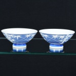 Par de Bowls em porcelana, linda pintura azul e branca, Folhas, medindo 6 cm por 12 cm de diâmetro.