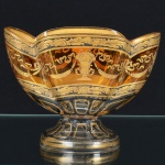 Belissima Fruteira em cristal Europeu, com linda pintura em dourado, de Vasos e Guirlandas, medindo 10 cm por 13 cm por 6 cm. Séc. XIX.