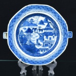 Antigo Rechaud em porcelana Chinesa de Macau, decoração em azul e branco, com paisagem oriental, tendo recipiente para água quente, medindo 26 cm de diâmetro. Séc. XIX.
