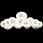 Antigo Aparelho em porcelana Inglesa, marcada, com pintura de Flores, constando de 24 pratos rasos, 12 pratos fundos, 12 pratos de sobremesa, 12 pratos de pão, 4 travessas ovais, 2 sopeira, bowl, travessa redonda e molheira.