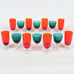Conjunto de 14 Taças de cristal, nas cores vermelha e verde, sendo 8 de champanhe e 6 para vinho branco, medindo respectivamente 14 cm e 16 cm de altura.