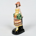Goldscheider - Escultura em porcelana Austríaca, marcada, representando  Jovem em traje de Carnaval, medindo 34 cm de altura. Circa 1930.