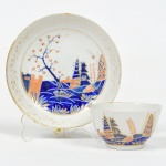 CONDE DE ITAMARATI - Raríssimo Bowl com pires em porcelana Cia das Indias, pertencente a FRANCISCO JOSÉ DA ROCHA, 2º Barão com Grandeza, Visconde e Conde de Itamarati. Belo Bowl com esmaltes do período Jiaqing. Borda com cachos de uva e parras rematados em ouro. Caldeira com árvore de romã e seus frutos tendo ao fundo cidadela. Não fora raro por ter pertencido ao serviço desse titular é também de rara beleza, uma peça surpreendente da lavra dos artesãos de porcelana chinesa do inicio do período oitocentista. Exemplar idêntico a este esta reproduzido no livro Louça da Aristocracia no Brasil, por Jenny Dreyfus. pag. 124. Vale a pena ressaltar que  esse aparelho encontra-se na sala de jantar do Palácio da Alvorada, residência do Presidencial do Brasil.