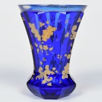 Belissimo Copo em cristal da Bohemia, na cor azul cobalto com linda pintura dourada, forma facetada, medindo 13 cm de altura. Séc. XIX