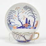 DUQUE DE PALMELA - Xícara com pires de porcelana Cia das Índias, pertencente ao Serviço do 1º Duque de Palmela (Pedro de Souza Holstein). China. Século XIX. Peça do mesmo serviço reproduzida na pág. 135 do Livro Louça da Aristocracia no Brasil, por Jenny Dreyfus.