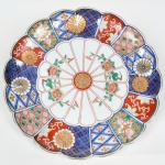 Imari - Belissimo Prato em porcelana Japonesa, linda pintura e borda ondulada, medindo 25 cm de diâmetro. Séc. XIX.