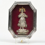Antigo Relicário de pendurar, em prata, forma oitavada, representando Menino Jesus, medindo 22 cm por 17 cm. Séc. XVIII.
