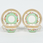 Belissimo Par de Xicaras de chá, com seus respectivos pires, em porcelana Francesa, linda pintura na cor verde claro com guirlandas de flores. França séc. XIX. Serviço muito similar ao de D. Pedro II - Chamado Coroinhas.