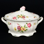 Antiga Sopeira com tampa em porcelana Inglesa, marcada, linda pintura de flores, medindo 20 cm por 31 cm por 23 cm.