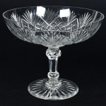 Antiga Fruteira de Cristal, de pé alto, ricamente lapidado, medindo 29 cm de altura.