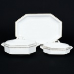 Conjunto de 3 Peças em porcelana branca, lindo trabalho na borda, sendo Sopeira com tampa, Legumeira com tampa, medindo 15 cm por 35 cm por 20 cm e Travessa retangular, medindo 50 cm por 33 cm.