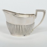 Antiga Leiteira em prata Inglesa, contrastada Sterling 925 ml, trabalho canelado, com alça, medindo 8 cm de altura. Pesando 106 g.