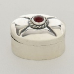 Antigo Porta Pílulas em prata Mexicana, contrastada 925 ml, com pedra vermelha na tampa, forma oval, medindo 2,5 cm por 3,5 cm por 3 cm. Pesando 26 g.