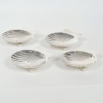 Conjunto de 4 Petisqueiras em prata, contrastada 900 ml, em forma de Conchas, medindo 7 cm por 6 cm. Pesando 72 g.