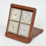 Antiga Caixa com Relógio, Barômetro, Termômetro e Calendário, com marca da manufatura Angelus no relógio, fabricação suíça, medindo 11 cm por 8,5 cm.