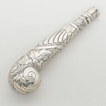 Antigo Cabo em prata Inglesa, contrastada, ricamente cinzelada, medindo 15 cm de comprimento, peso bruto 96 g. Séc. XIX.