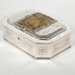 Antiga Caixa de Joia, em prata Francesa, ricamente cinzelada com Miniatura na tampa, forma oitavada, com veludo por dentro, medindo 6 cm por 19 cm por 14 cm. Peso bruto g. Séc. XIX.