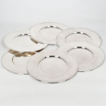 Christofle - Conjunto de 6 Susplats em metal prateado, contrastado, de forma redonda, medindo 30 cm de diâmetro.