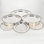 Christofle - França - Conjunto de 6 Travessas do Serviço Malucasim, contrastada, sendo 3 ovais, medindo 55 cm por 38 cm e 3 redondas, medindo 40 cm de diâmetro.