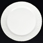 Grande Prato Para Bolo em porcelana Portuguesa, marcada, na cor branca, borda trançada, medindo 46 cm de diâmetro.