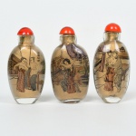 Raro Conjunto de 3 Snuff Bottle em cristal, com Cena Eróticas, tampas na cor âmbar, medindo 7,5 cm de altura.