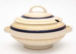 Antiga Sopeira com tampa em faiança, friso azul cobalto com dourado, medindo 19 cm de altura.