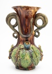 Bernard Palissy - Magnifico Vaso em cerâmica Esmaltada, tendo em alto relevo vários Repteis e Cobra em forma de alça, querendo pegar a Borboleta, medindo 33 cm de altura. França séc. XIX.