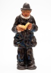 Bordallo Pinheiro - Ama das Caldas. Escultura em cerâmica Portuguesa, marcado, representando Homem lendo, articulada, medindo 18 cm de altura.