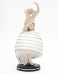 Escultura em porcelana, marcada, representando Bailarina, estilo Art. Decô, medindo 30 cm de altura.