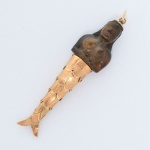 Iemanjá - Antiga Balangandã em Tartaruga e Ouro, medindo 5,5 cm de altura. Peso bruto 3 g. Bahia séc. XIX.