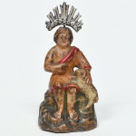 Antiga Imagem de São João Batista Menino, com seu carneirinho, em terracota policromado, medindo 8,5 cm de altura. Séc. XIX. Acompanha Resplendor de prata.